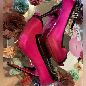 GUC!!!!💝Alexander McQueen color block pumps.
Satin and patent leather.